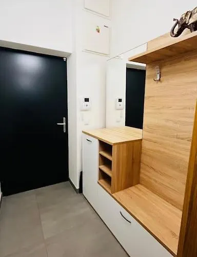 Holesovice, Garden, Garage Appartement